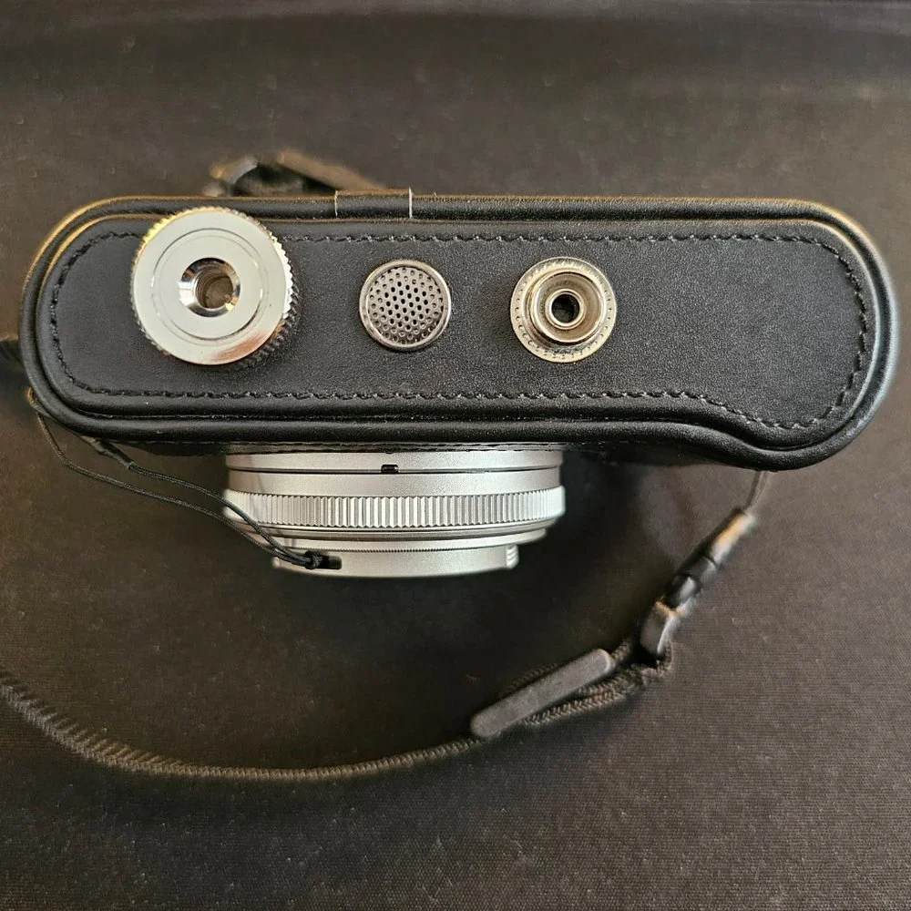 Panasonic Lumix DMC-LX7, EUC, incl. OEM leather Panasonic case, strap, SD card